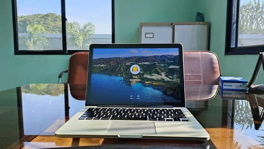 MacBook pro Early 2015 13-inch Retina display with box