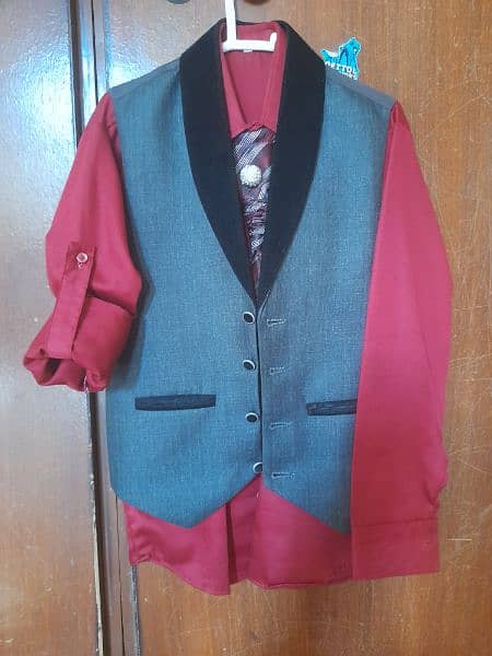 Kids 3 pieces suit with tie best quality as a new condition 10/10 7