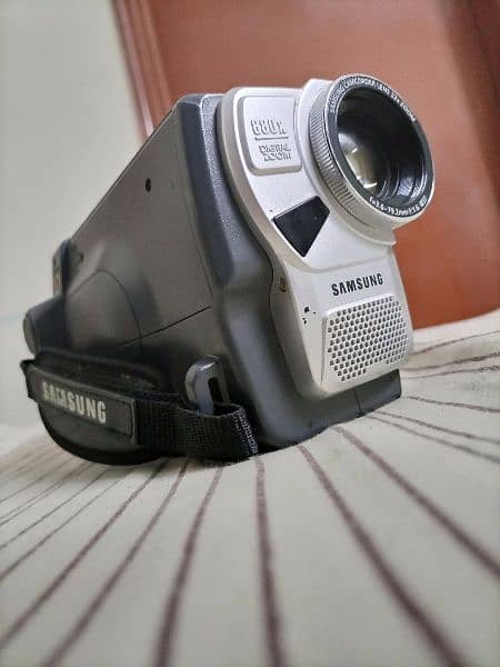 Samsung VP-l900 8mm Camcorder for sale. 8