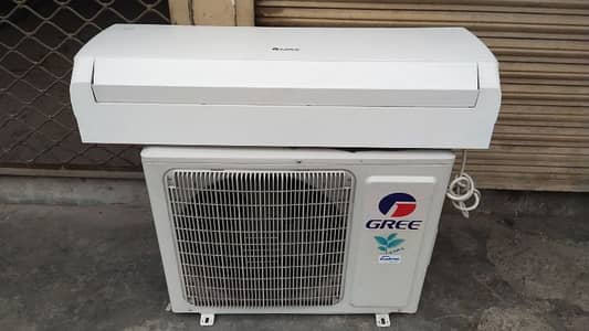 Gree 1.5 ton Dc inverter ac pullar plus only one month use ,new 175000 0