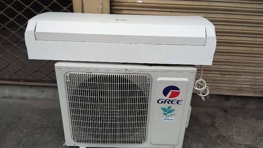 Gree 1.5 ton Dc inverter ac pullar plus only one month use ,new 175000 1