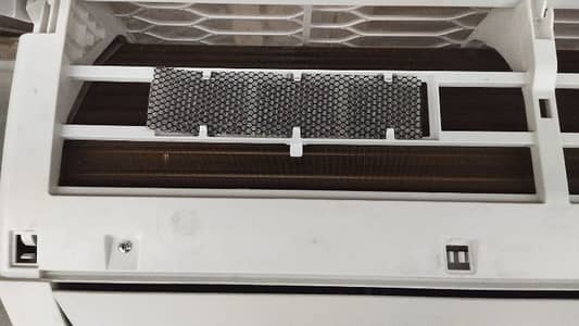 Gree 1.5 ton Dc inverter ac pullar plus only one month use ,new 175000 10