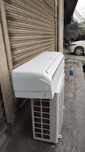 Gree 1.5 ton Dc inverter ac pullar plus only one month use ,new 175000 12