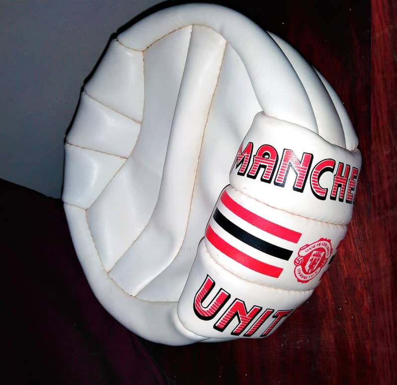 ORIGINAL Rare 1997 MANCHESTER UNITED Leather FootBall (U. K Imported) 1