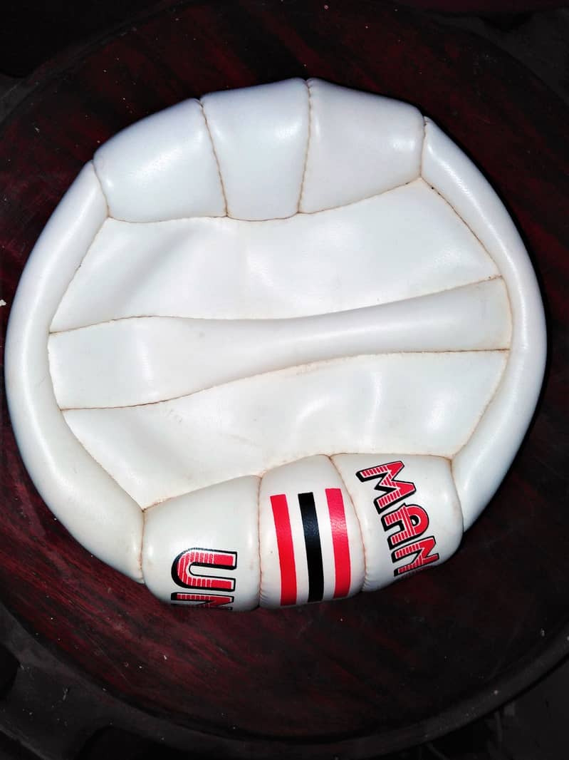 ORIGINAL Rare 1997 MANCHESTER UNITED Leather FootBall (U. K Imported) 2