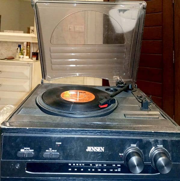 3 Speed Record Player with FM / AM Radio. Video available on WhatsApp 2