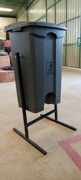 Dustbins with Wheel and pedal 3