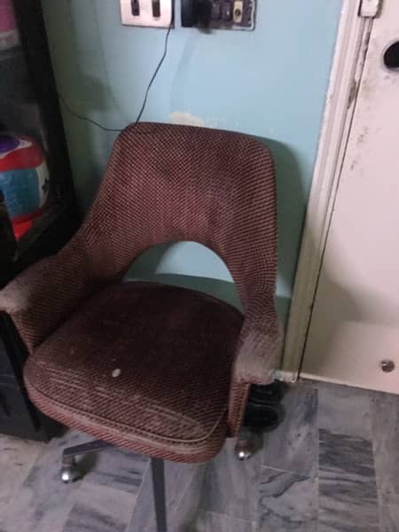 office chair availabLe urgent Sale . 1