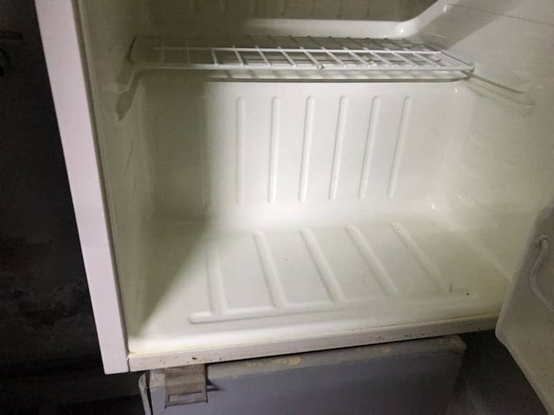 Samsung Bed Roam fridge . urgent sale 3
