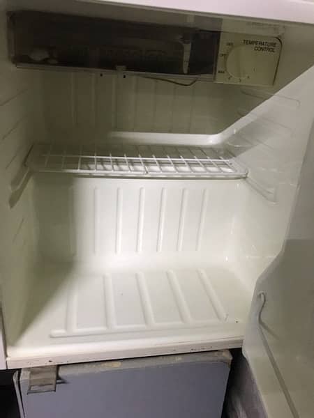Samsung Bed Roam fridge . urgent sale 4