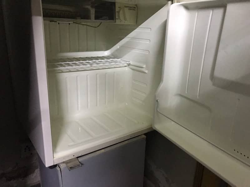 Samsung Bed Roam fridge . urgent sale 5