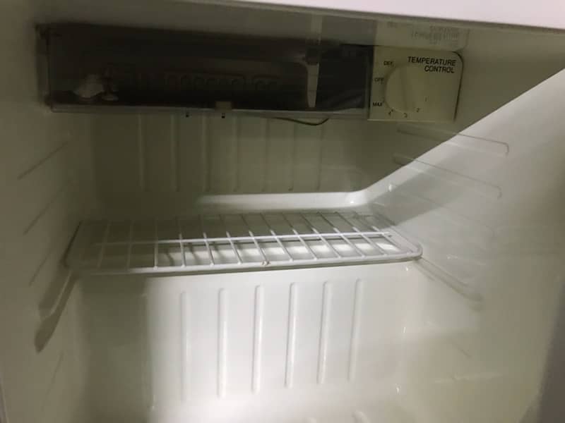 Samsung Bed Roam fridge . urgent sale 1