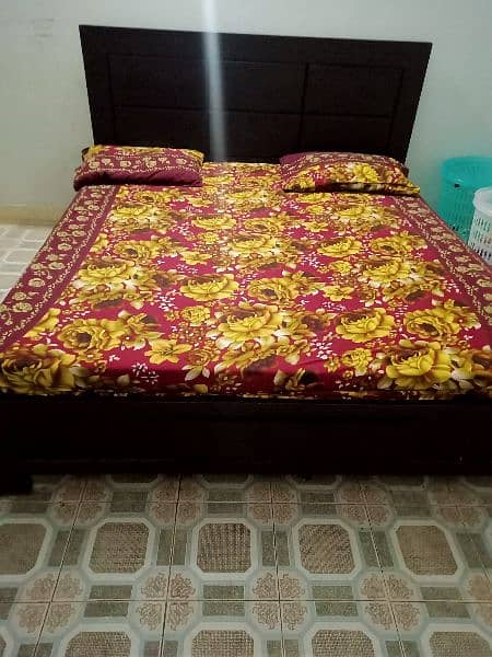 Bed without side tables 0