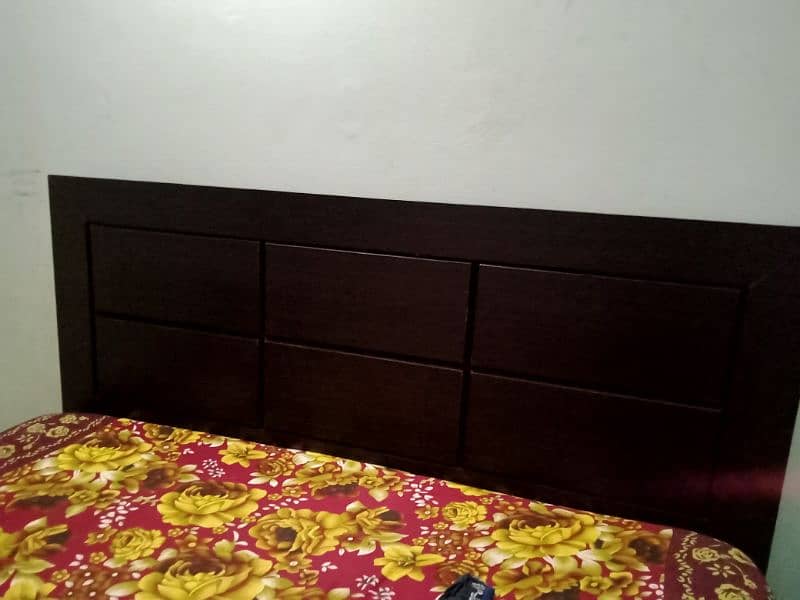 Bed without side tables 1