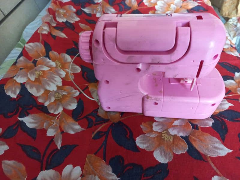 slightly used sewing machine 3