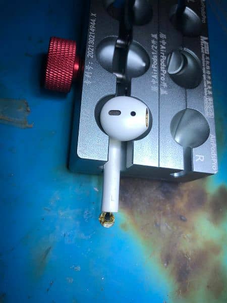 apple AirPods repairing scratch Less Kam kiya jae without any damage 0