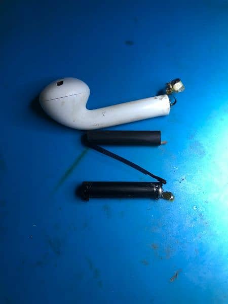 apple AirPods repairing scratch Less Kam kiya jae without any damage 9