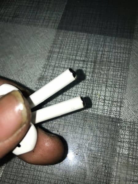 apple AirPods repairing scratch Less Kam kiya jae without any damage 10