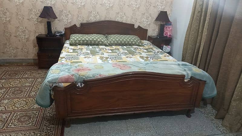 Queen size pure sheesham bed set with dressing table and side tables. 2