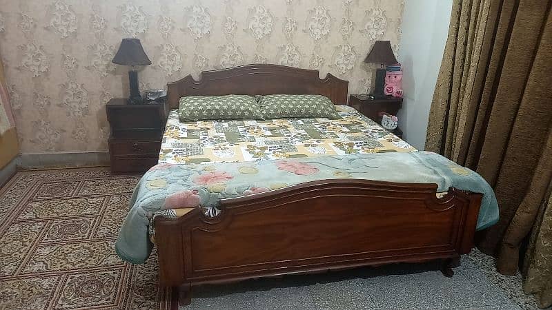 Queen size pure sheesham bed set with dressing table and side tables. 9