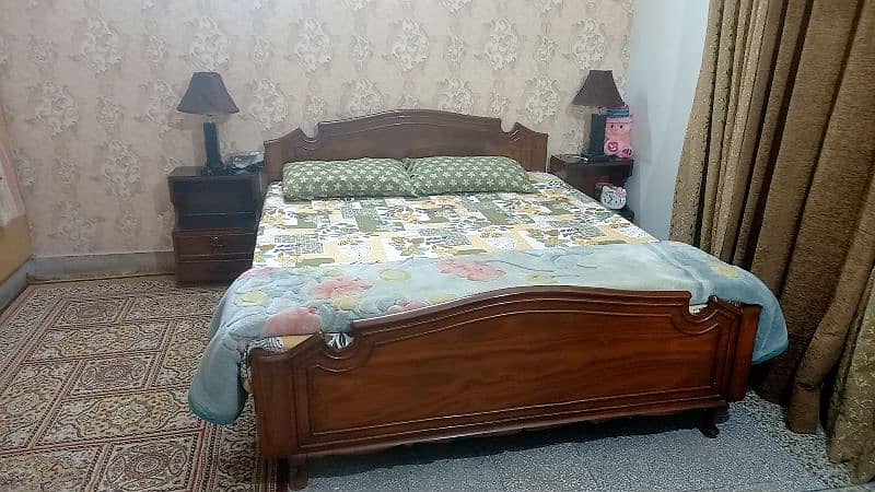 Queen size pure sheesham bed set with dressing table and side tables. 10