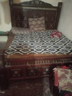 king size duble bed vid mattress side taibel dressing taibel