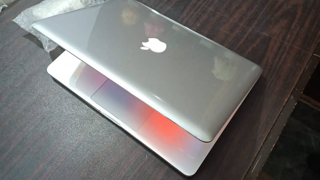 APPLE MACBOOK PRO WITH LIGHT KEYBOARD AND LOGO 0