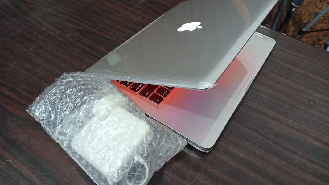 APPLE MACBOOK PRO WITH LIGHT KEYBOARD AND LOGO 3