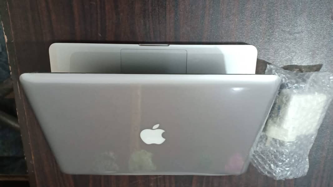 APPLE MACBOOK PRO WITH LIGHT KEYBOARD AND LOGO 4