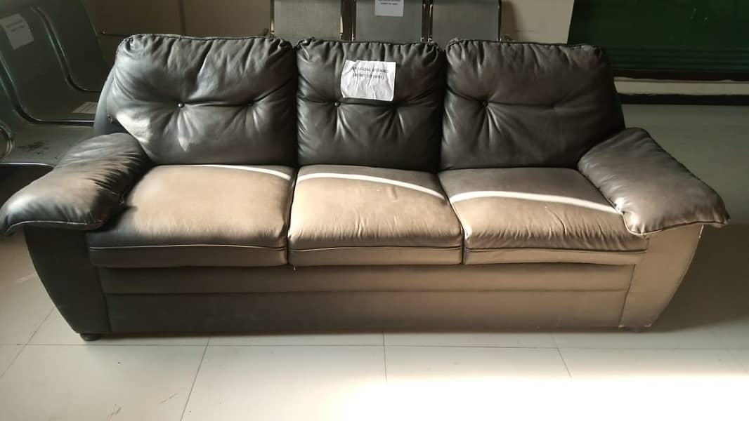 3 seater leather sofa almost new 0