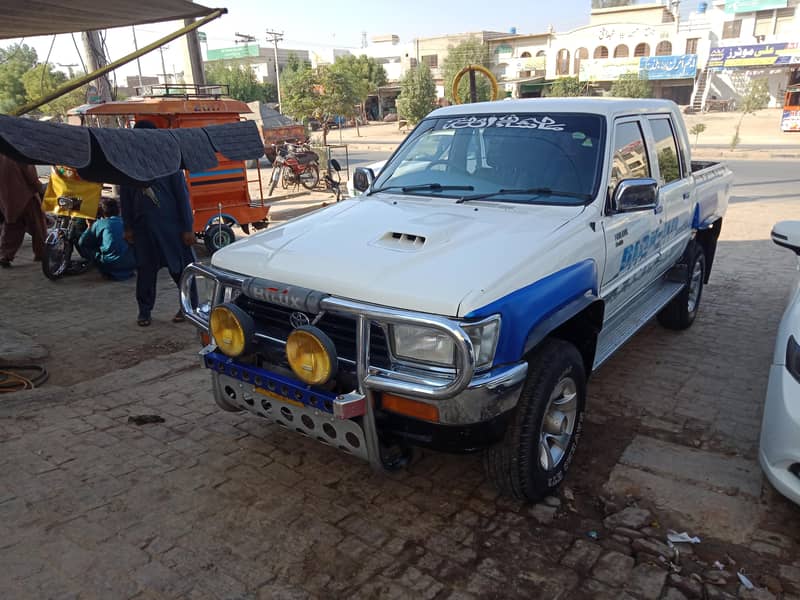 Toyota Hilux double cabin 4×4 1