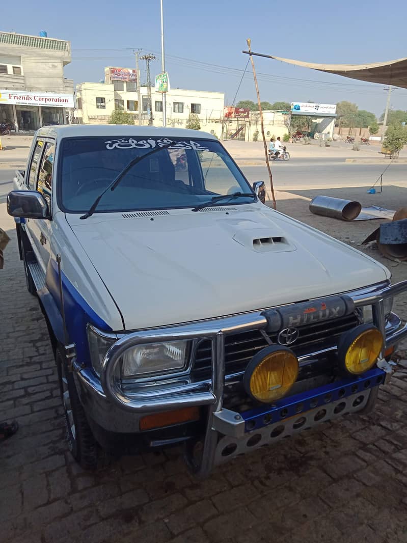 Toyota Hilux double cabin 4×4 2