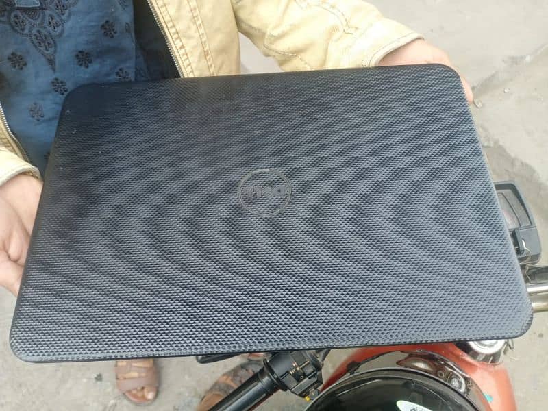 Model dell Inspiron 15 4