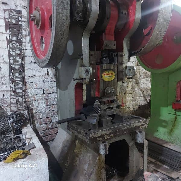 new press 60 ton  moter k sath khuch der chalaya ha 3