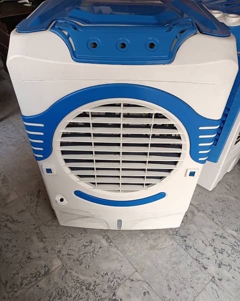 plastic air cooler with cooling pad and bottles 8