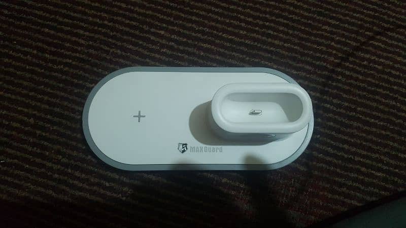 Maxguard 3 in 1 iwatch wireless charger charging station 3