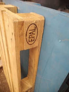 wooden & Plastic pallets available 0