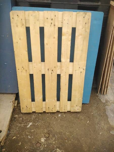 wooden & Plastic pallets available 1