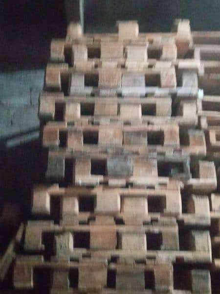 wooden & Plastic pallets available 2