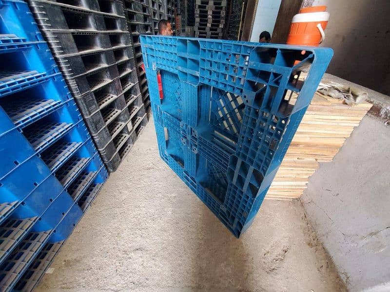 wooden & Plastic pallets available 4