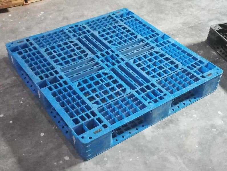 wooden & Plastic pallets available 5