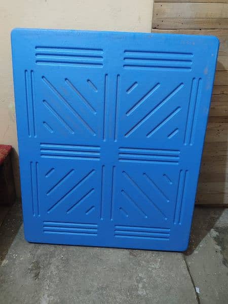 plastic & wooden pallets available 5