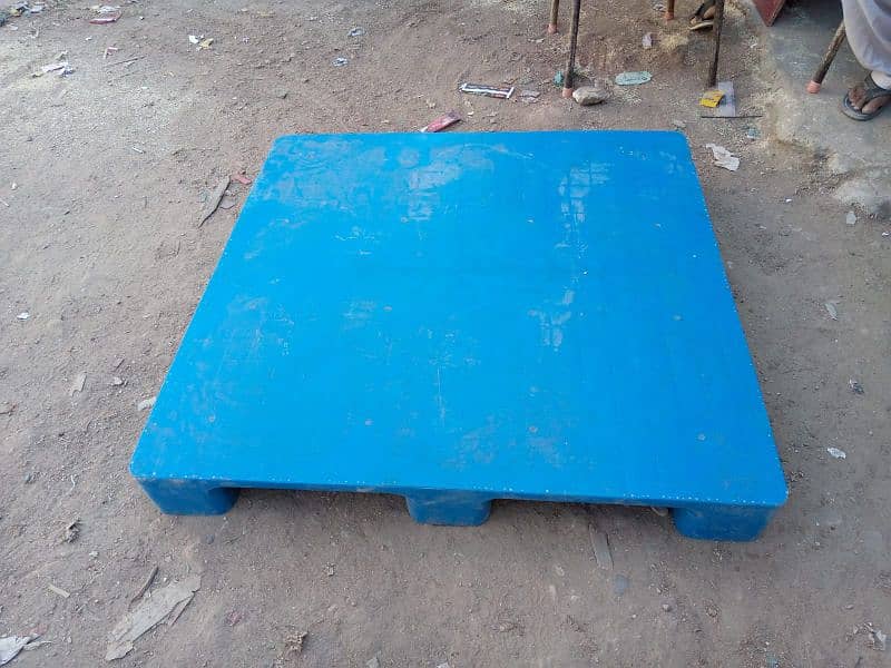 plastic & wooden pallets available 10