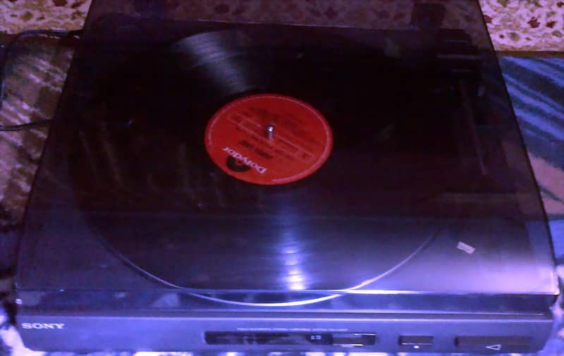 Turntable  SONY  . 1