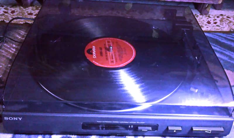 Turntable  SONY  . 4