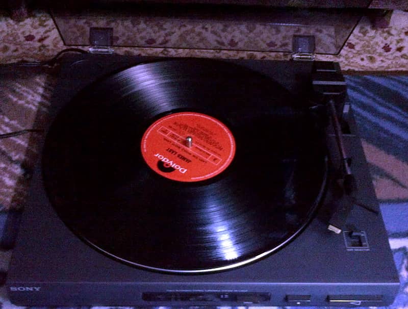 Turntable  SONY  . 5