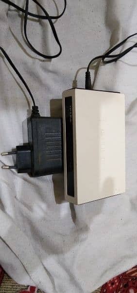 TP-Link 5 port switch device with adapter. 3