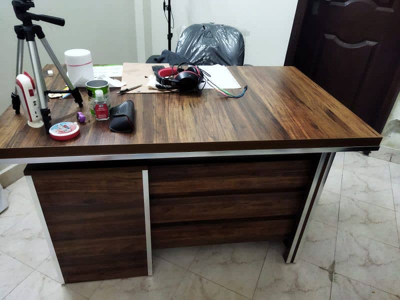 computer table with chair 0