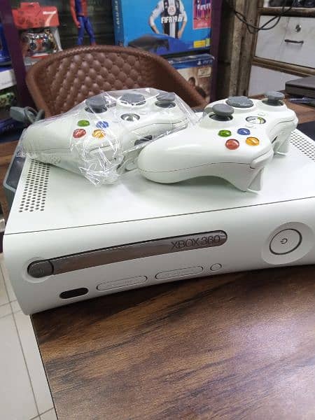 Xbox 360, 2 wireless controllers, games 2