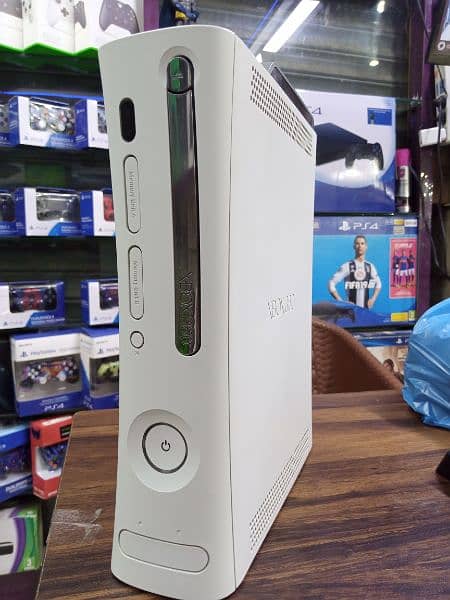 Xbox 360, 2 wireless controllers, games 4